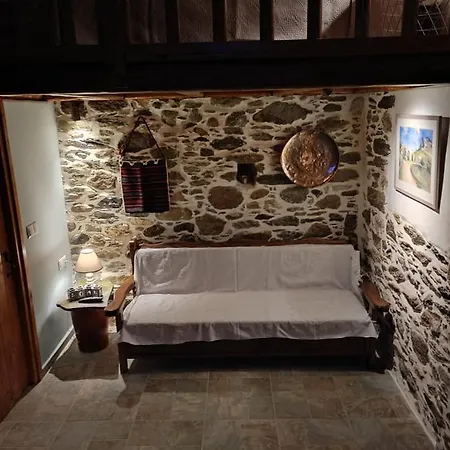 πέτροκτιστο σπίτι. Stone House كاريستوس